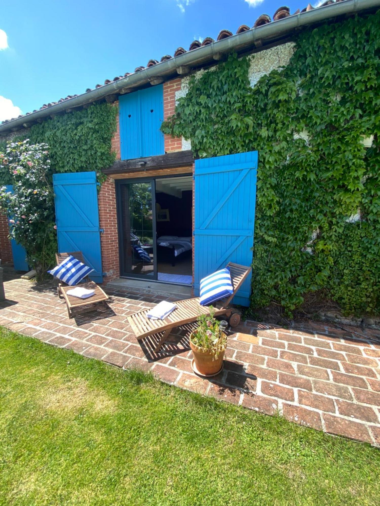 Bed and Breakfast Domaine Du Tafiart Sarron Exterior foto