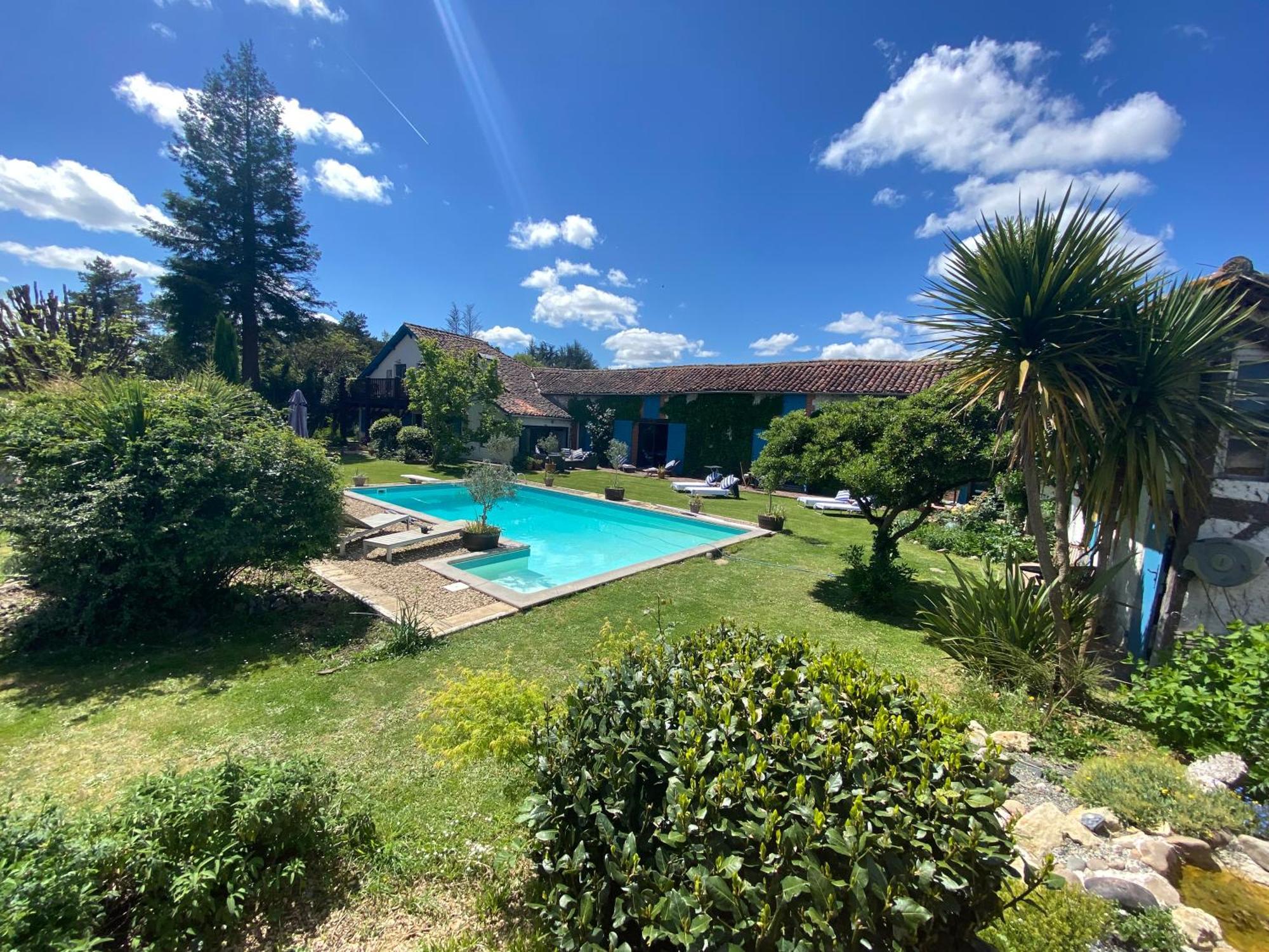 Bed and Breakfast Domaine Du Tafiart Sarron Exterior foto